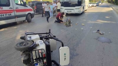 Antalya’nın Serik ilçesinde otobüs ile elektrikli motosikletin çarpıştığı trafik kazasında