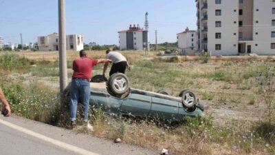 Antalya’nın Serik ilçesinde kontrolden çıkan otomobilin şarampole yuvarlanması sonucu hafif