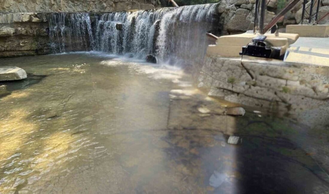 Adana’nın Aladağ ilçesinde serinlemek için parktaki suya giren bir genç