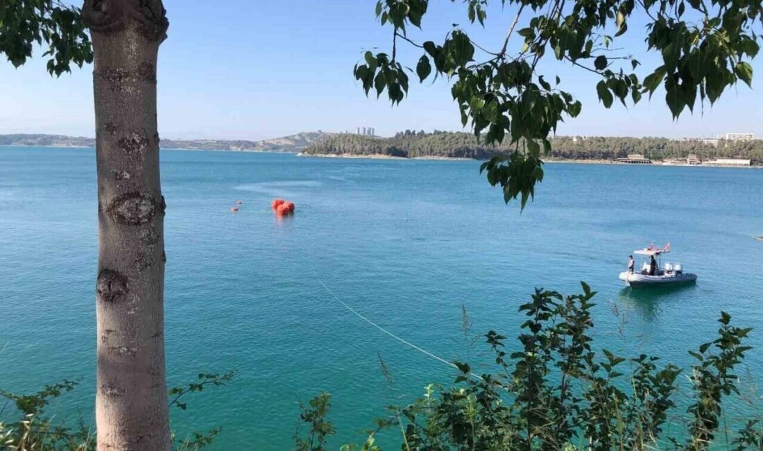 Adana’da baraj gölüne düşen yangın söndürme uçağının enkazı sudan çıkarılıp