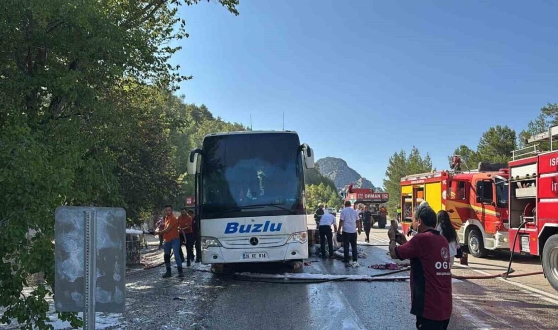 Isparta-Antalya kara yolunda seyir halindeyken alev alan yolcu otobüsünde yolcular