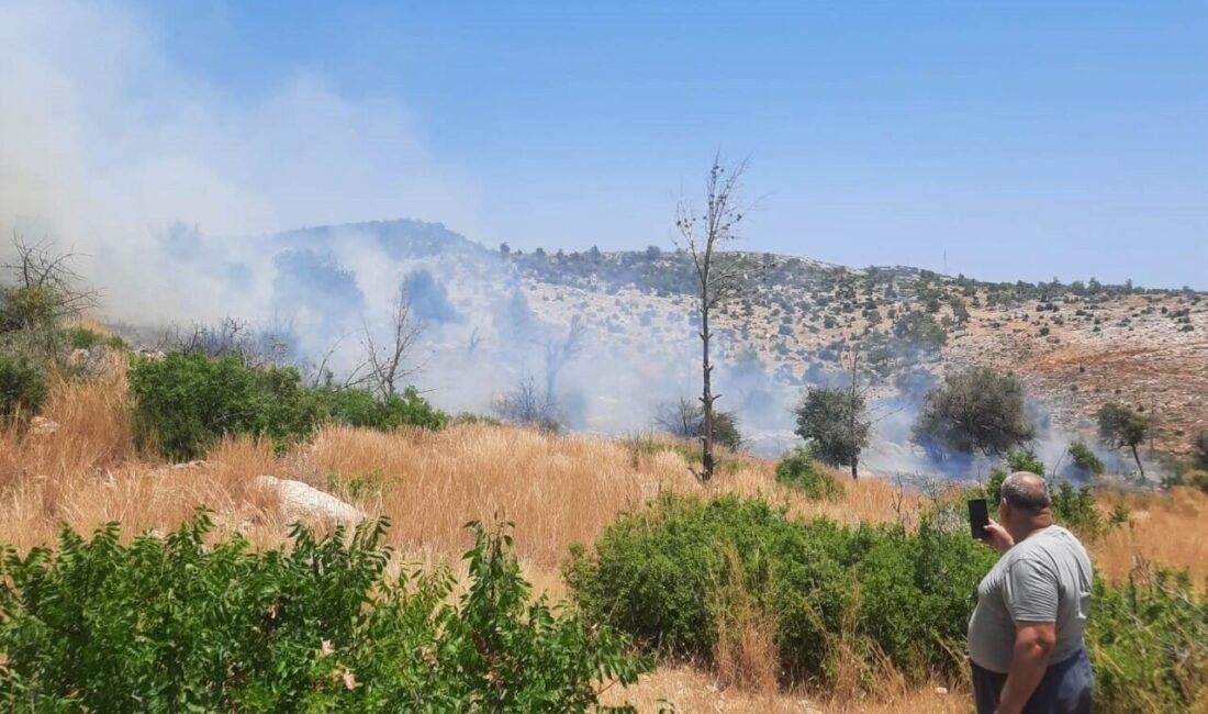 Mersin’in Silifke ilçesinde ağaçlık alanda çıkan yangın, ekiplerin havadan ve