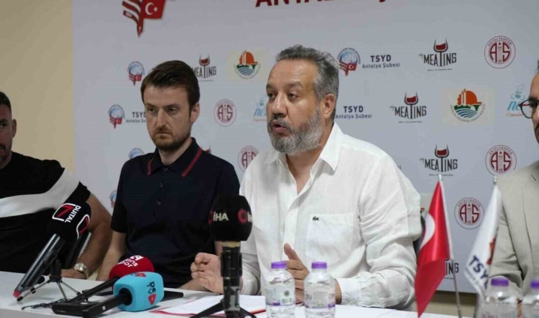 Antalyaspor A.Ş. Başkanı Sinan Boztepe, pazartesi günü yönetim kurulunu toplayarak,