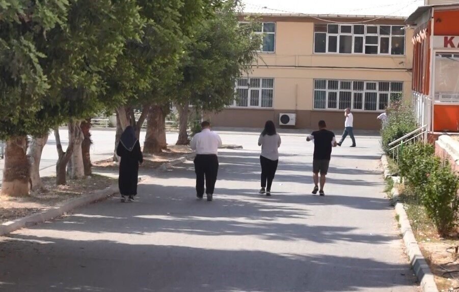 Mersin’in Erdemli ilçesinde gençlerle birlikte 50 yaş üzerinde bir çok