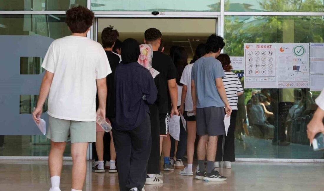 Antalya’da 2025-YKS’nin ikinci oturumu olan Alan Yeterlilik Testleri (AYT) sınavında