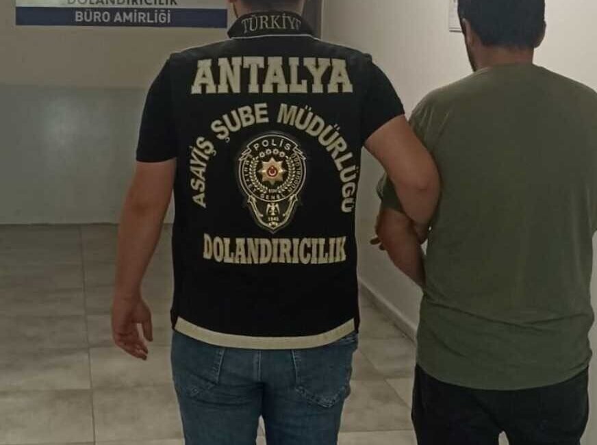 Sosyal medyadan ‘Kara kalem’ siparişiyle dolandırıcılık yapan şüpheli tutuklandı Antalya’da sosyal medya üzerinden kara kalem çalışması vaadiyle vatandaşları dolandıran
