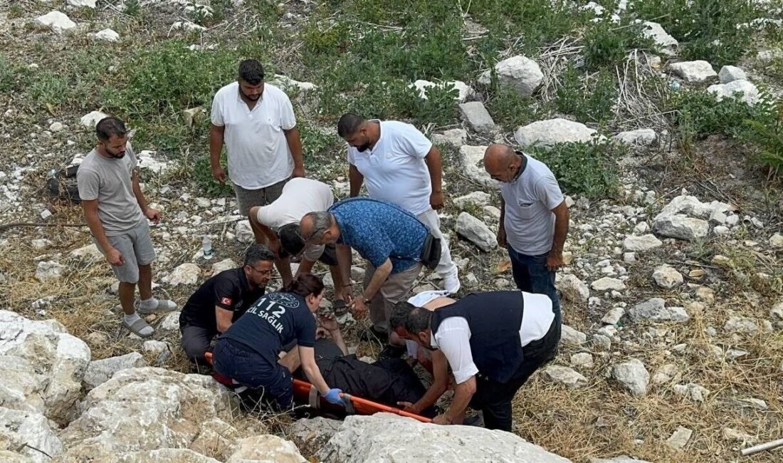 Eğirdir ilçesinde fuar için stant kurmaya hazırlanan yaşlı adam, dengesini