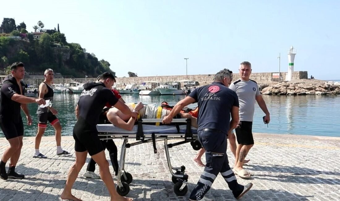 Antalya’da SUB yaparken fenalaşarak suya düşen genç boğulma tehlikesi geçirdi.