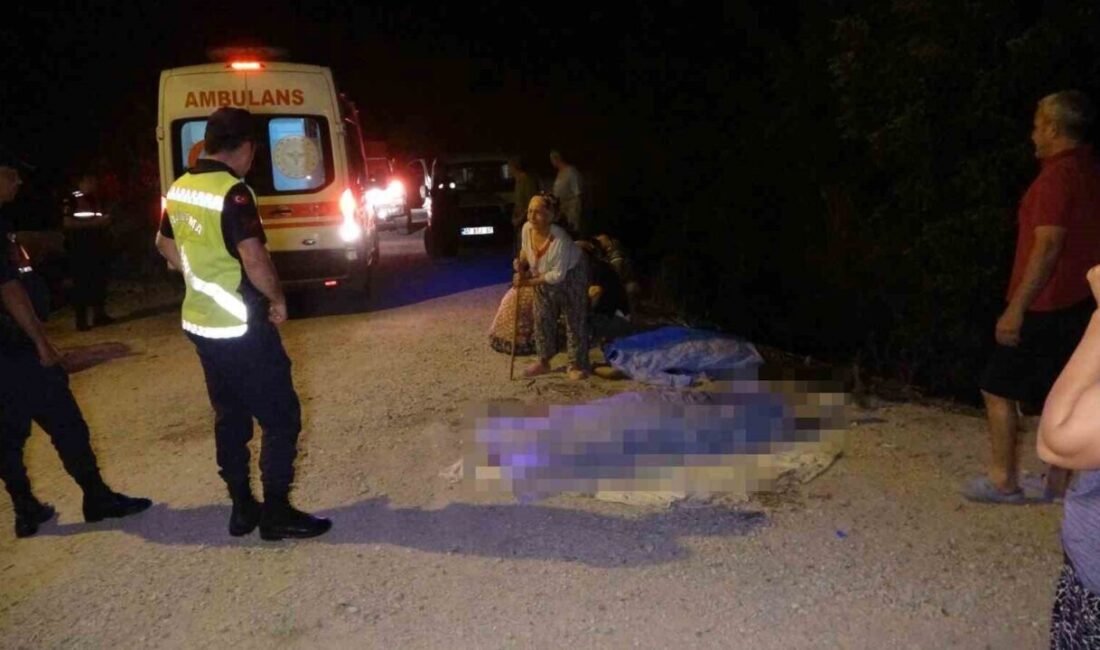 Antalya’nın Manavgat ilçesinde sulama kanalına devrilen otomobilde bulunan iki kişi,