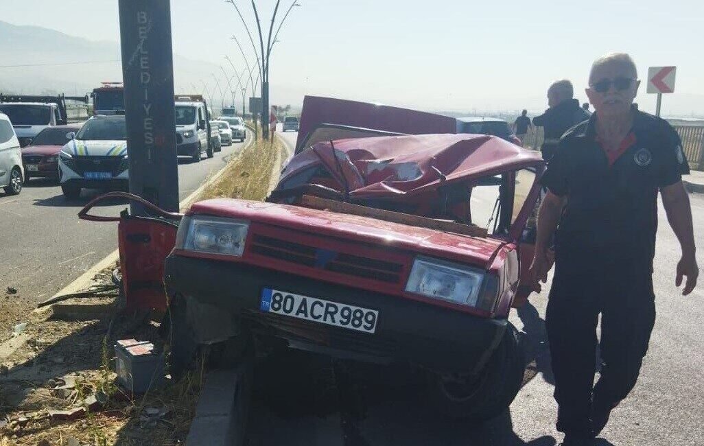 Kahramanmaraş’ta otomobilin refüje çarparak takla atması sonucu genç sürücü hayatını