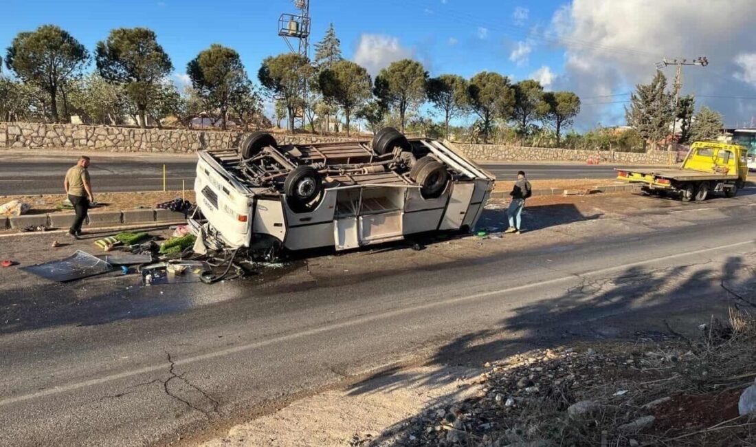 Hatay’da takla atarak ters dönen servis midibüsündeki 25 tarım işçisi