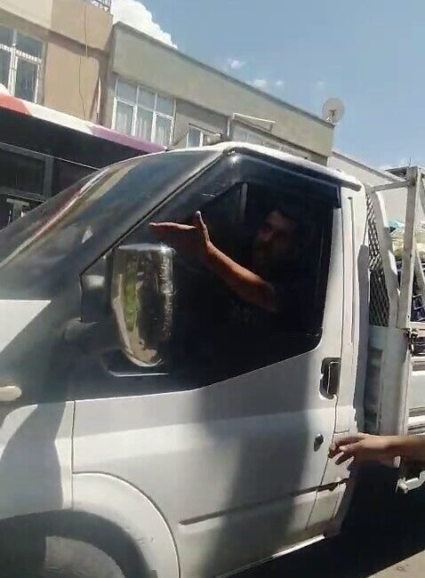 Adana’da ters yöne girip toplu taşımada kullanılan otobüsün kadın şoförüyle