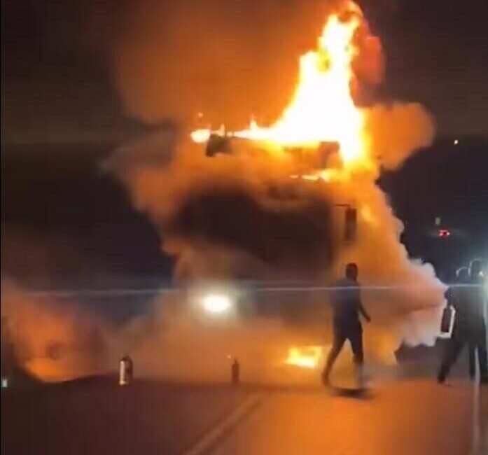 Mersin’de seyir halindeki tırda yangın çıktı, kabin kısmı alev alev