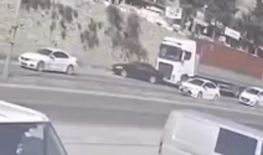 Hatay’da tır sürücüsünün önünde seyreden otomobili önüne alarak sürüklediği anlar