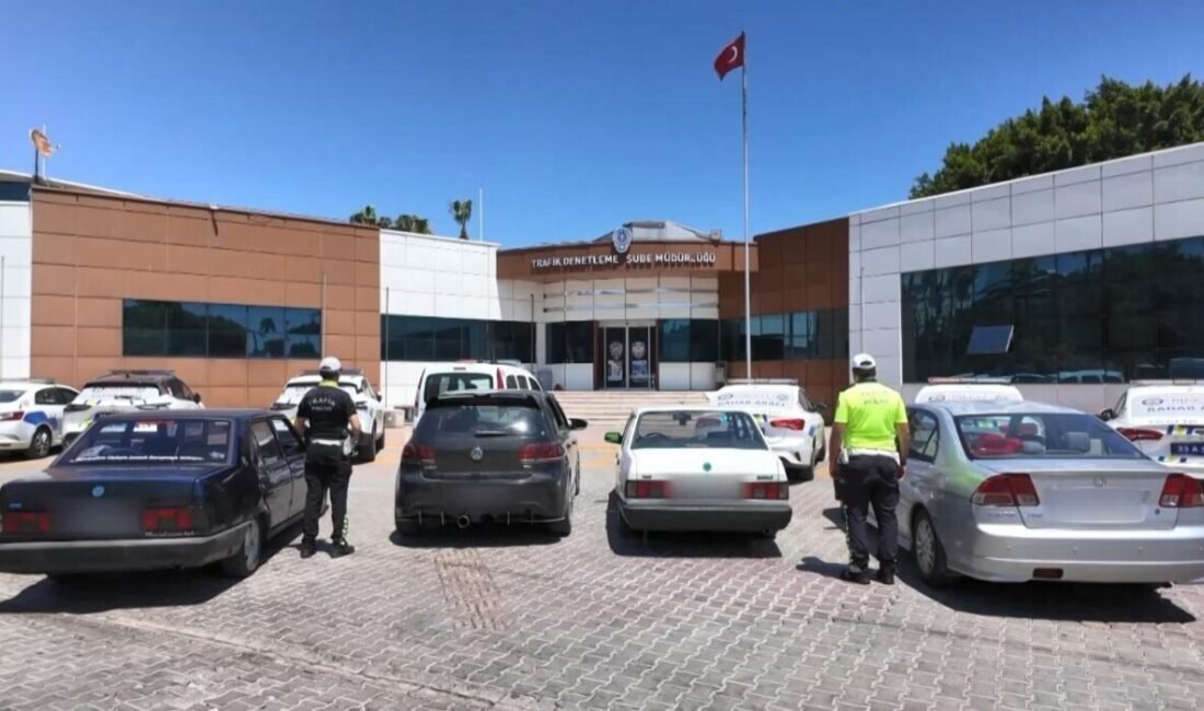 Mersin’de trafiği kapatan 3 ve drift atan bir araç polisin