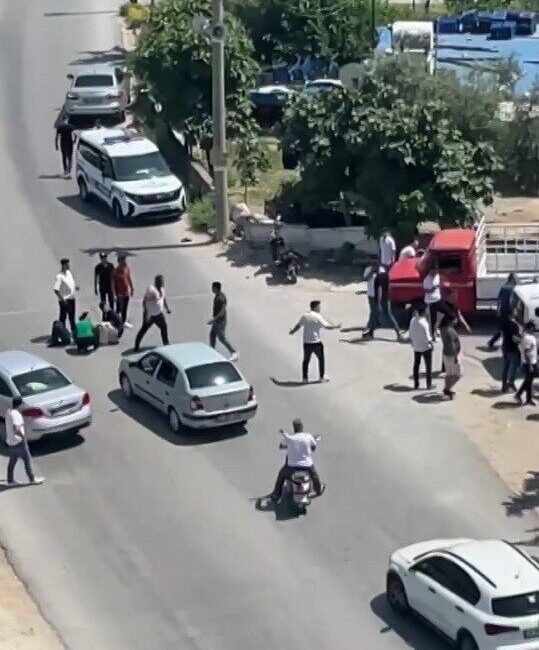 Mersin’in Tarsus ilçesinde trafik kazasında sonra çıkan kavgayı polis havaya