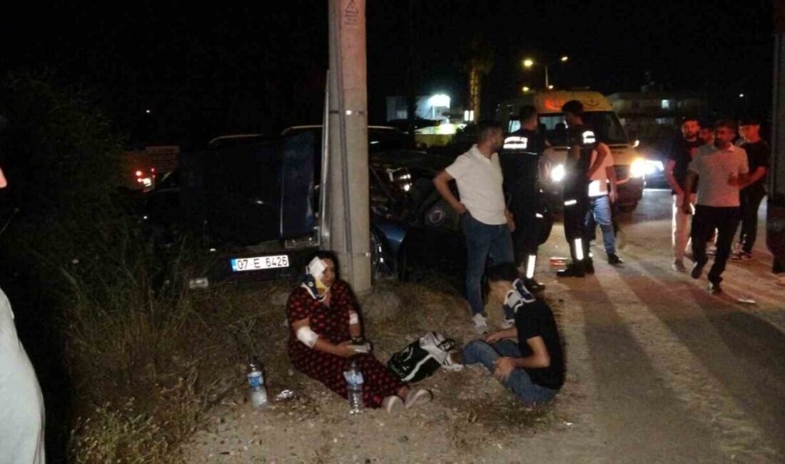 Antalya’nın Manavgat ilçesinde tur aracı ile otomobilin çarpışması sonucu hurdaya