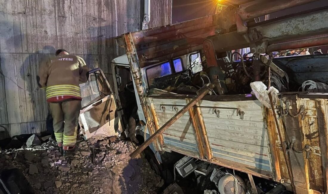 Hatay’da üst geçit duvarına çarparak hurdaya dönen kamyondaki 2 kişi