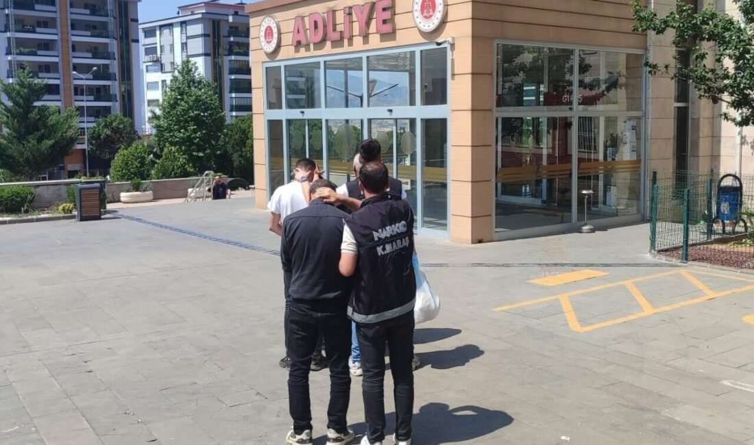 Kahramanmaraş’ta düzenlenen uyuşturucu operasyonunda yakalanan 3 şüpheli tutuklandı. Edinilen bilgiye