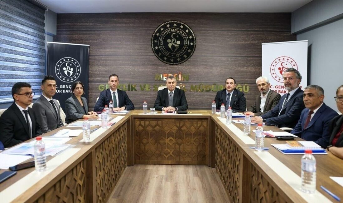 Mersin Valisi Atilla Toros, Gençlik ve Spor İl Müdürlüğü’nde gerçekleştirilen