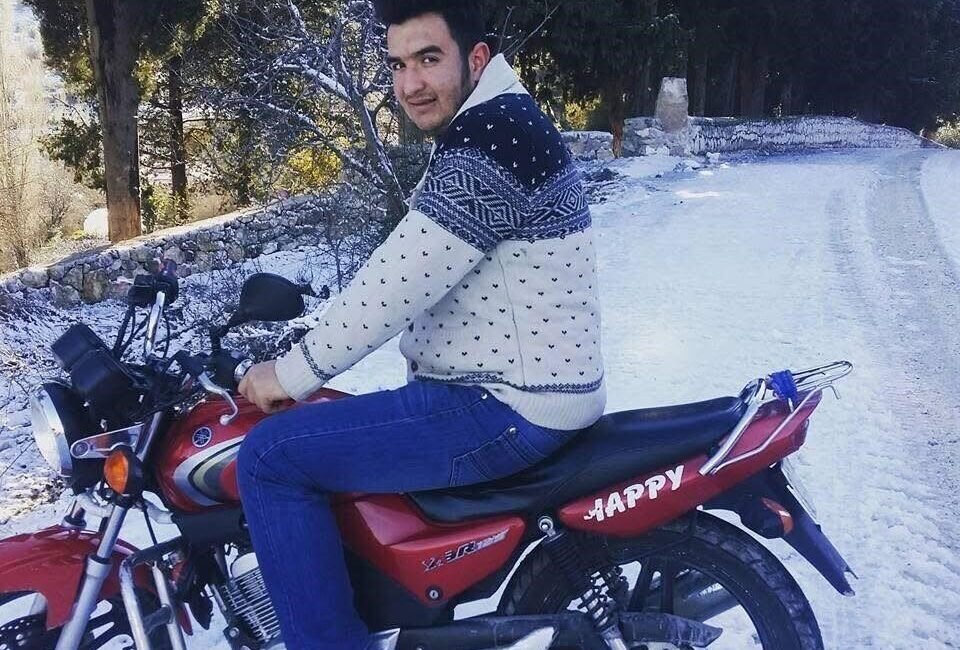 Hatay’da virajı alamayarak uçurumdan uçan motosikletin 25 yaşındaki sürücüsü öldü.