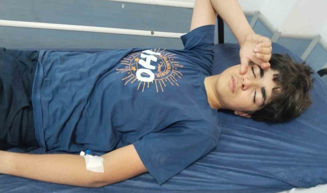 Mersin’de bir okulun bahçesinde asılı bırakılan voleybol filesine, derse yetişmek