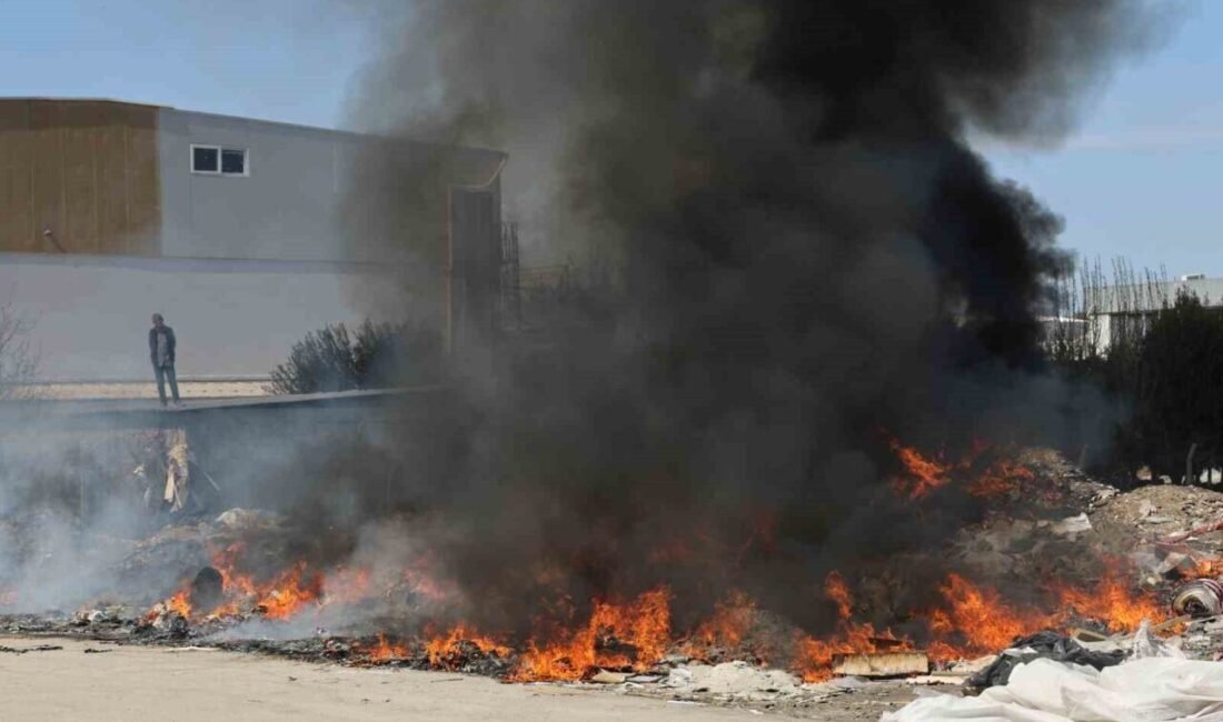 Adana’da bilinçsiz vatandaşların yol ortalarında yaktığı çöplerden çıkan dumanlar havayı