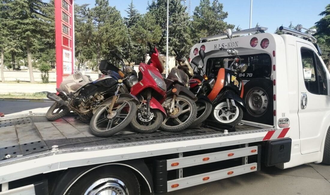 Isparta’nın Yalvaç ilçesinde motosiklet ve motorlu bisikletlere yönelik gerçekleştirilen denetimlerde
