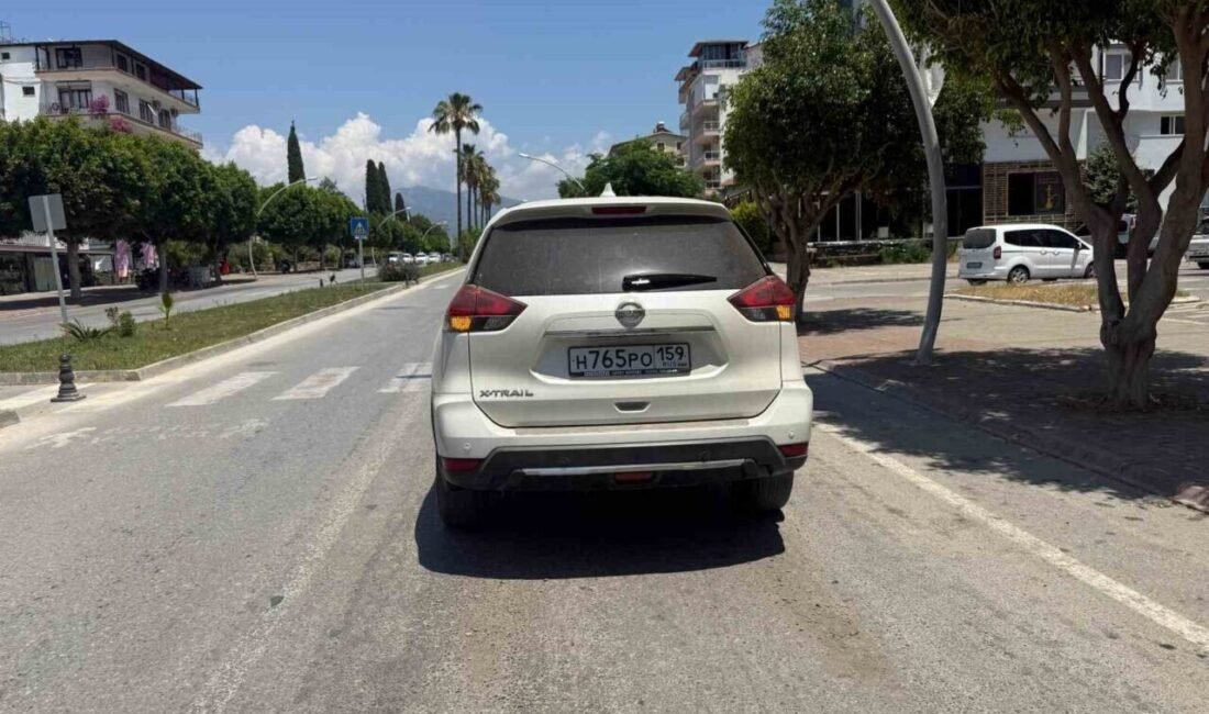Antalya’nın Gazipaşa ilçesinde, yaya geçidinde bekleyen vatandaşa yol vermek isteyen