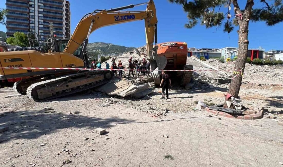 Kahramanmaraş’ta 6 Şubat depremlerinde ağır hasar alan bir binanın kontrollü