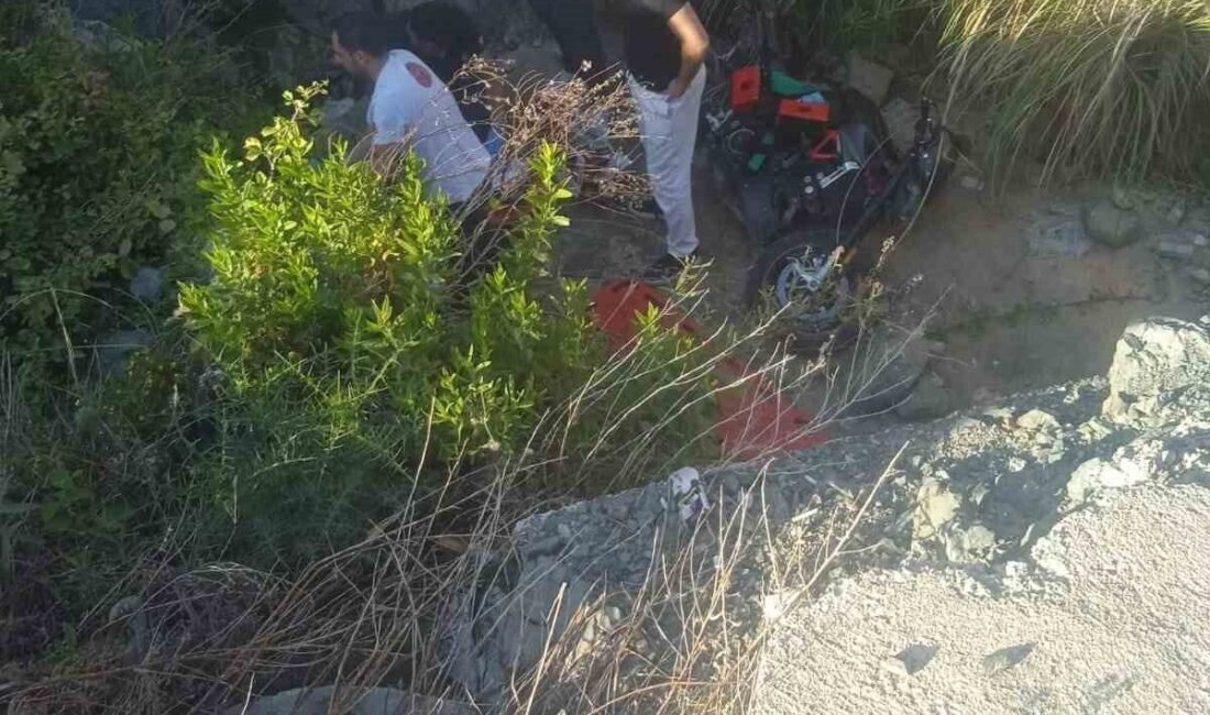 Hatay’ın Samandağ ilçesinde kontrolü kaybedilen motosikletin yol kenarına devrildiği kazada