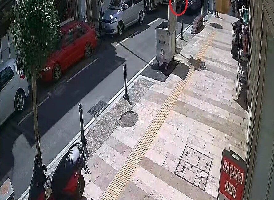 Antalya’nın Manavgat ilçesinde aniden yola fırlayan 3 yaşındaki çocuk, seyir