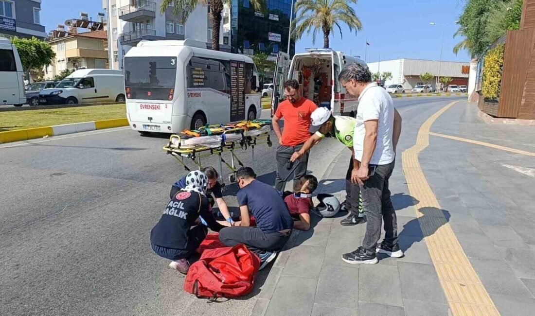 Antalya’nın Manavgat ilçesinde, çiçeklerin sulanmasında kullanan suyun yola taşması nedeniyle
