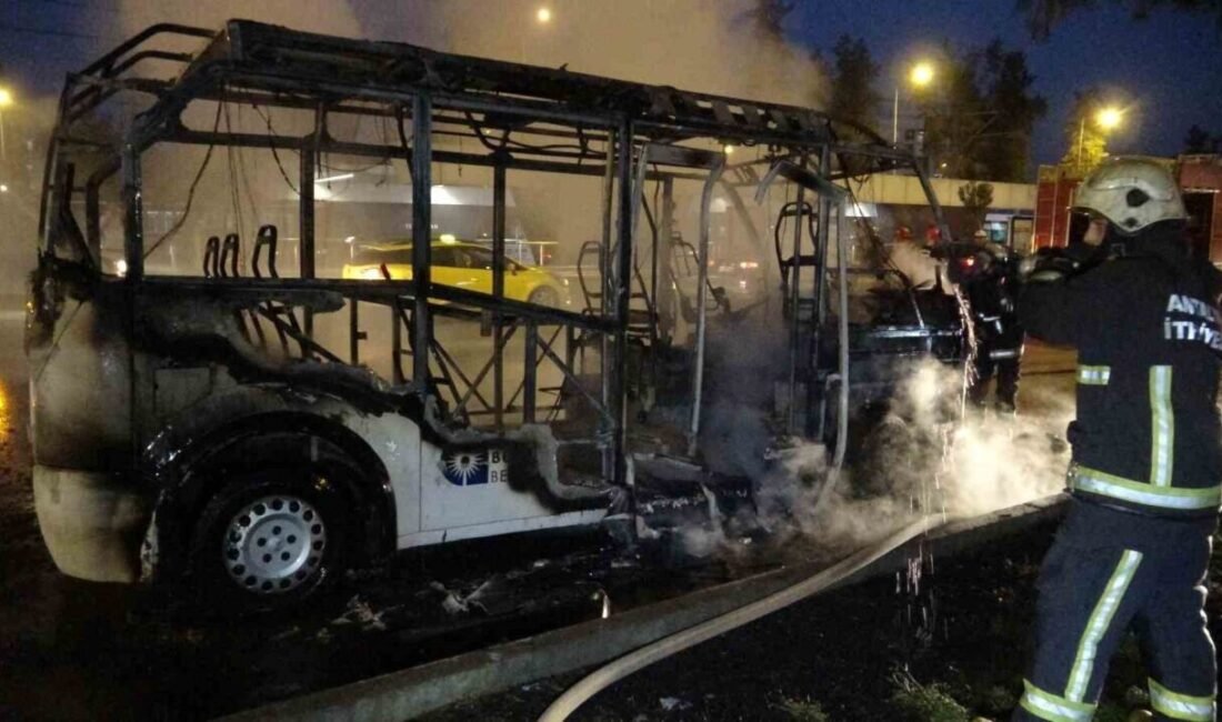 Antalya’da seyir halindeki halk minibüsünde çıkan yangında araç alev alev