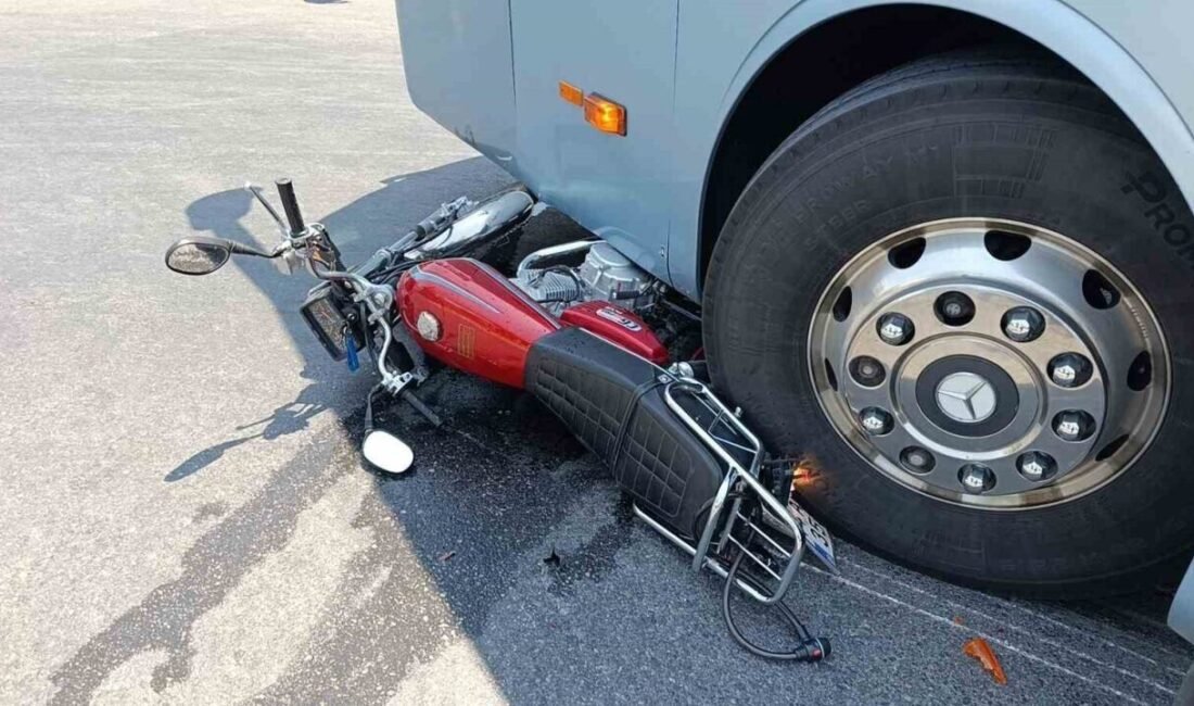 Antalya’nın Manavgat ilçesinde şehirlerarası yolcu otobüsüyle çarpışan motosikletin sürücüsü kazada