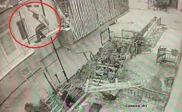 Antalya’nın Manavgat ilçesinde 4 katlı binada yük asansörü kurulumu yaparken