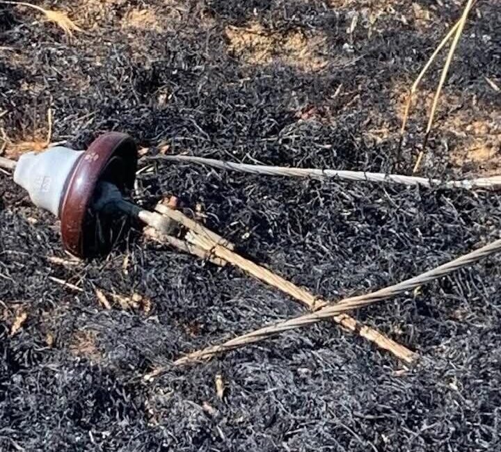 Isparta’nın Yalvaç ilçesine bağlı Kuyucak Köyü’nde elektrik hattından çıkan yangın