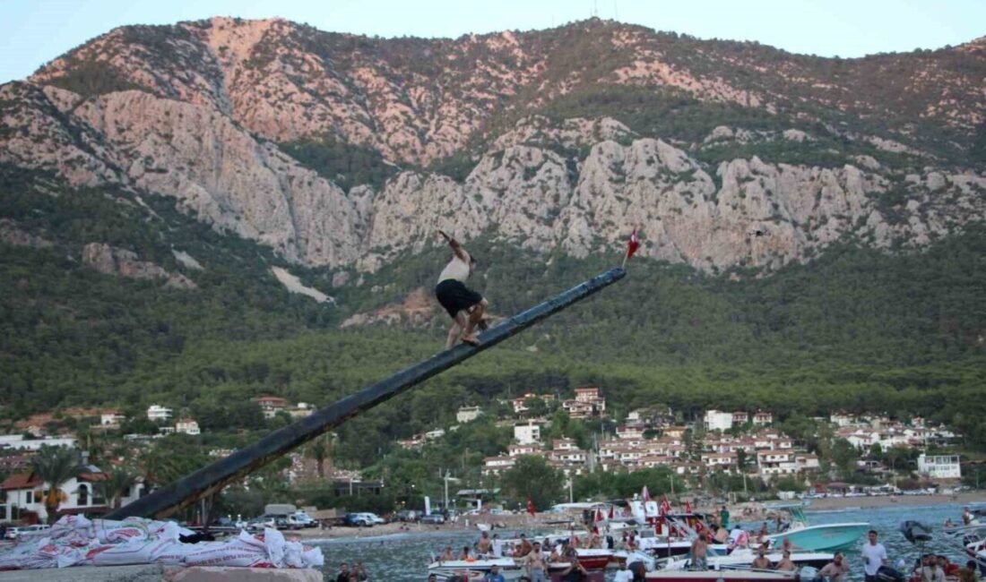 Kumluca’da Kabotaj Bayramı etkinliklerinde yağlı direkten bayrağı alan kişiye verilecek