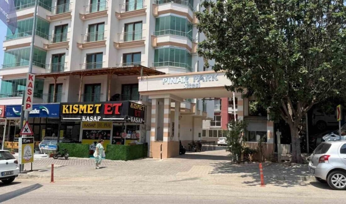 Adana’da havuzdan çıkıp ıslak hali ile aydınlatma direğine yaslanan Türker