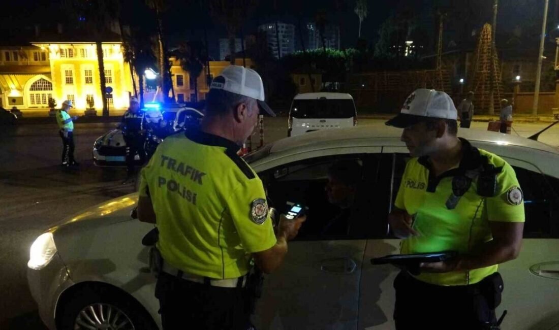 Adana’da trafik polisleri, düzenledikleri alkol ve ışık donanımı uygulamasında 98