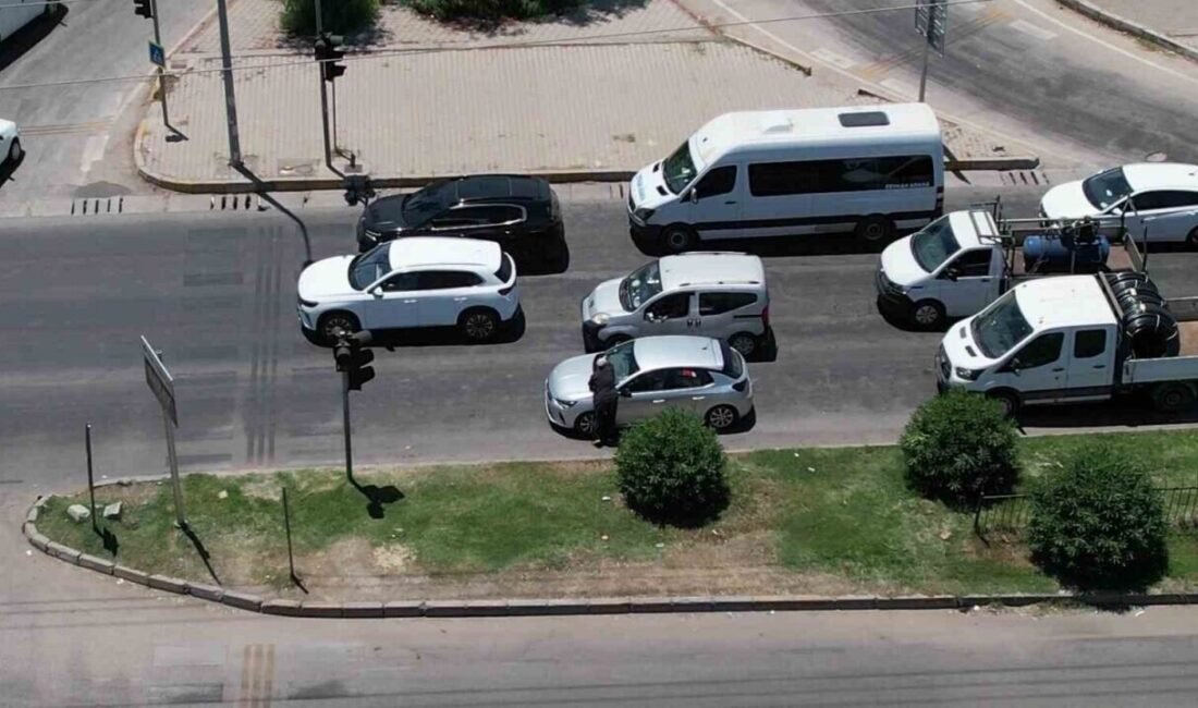 Adana’nın kırmızı ışıkta duran araçların camına aniden dayatılan bezler, ardından