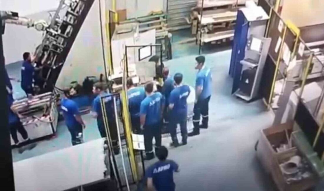 Adana’nın Sarıçam ilçesinde, organize saniyede çalışan bir işçinin sırtına makine