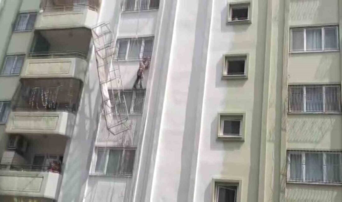 Adana’da cephe boyası yapan işçi, iskelenin halatının kopmasıyla metrelerce yüksekte