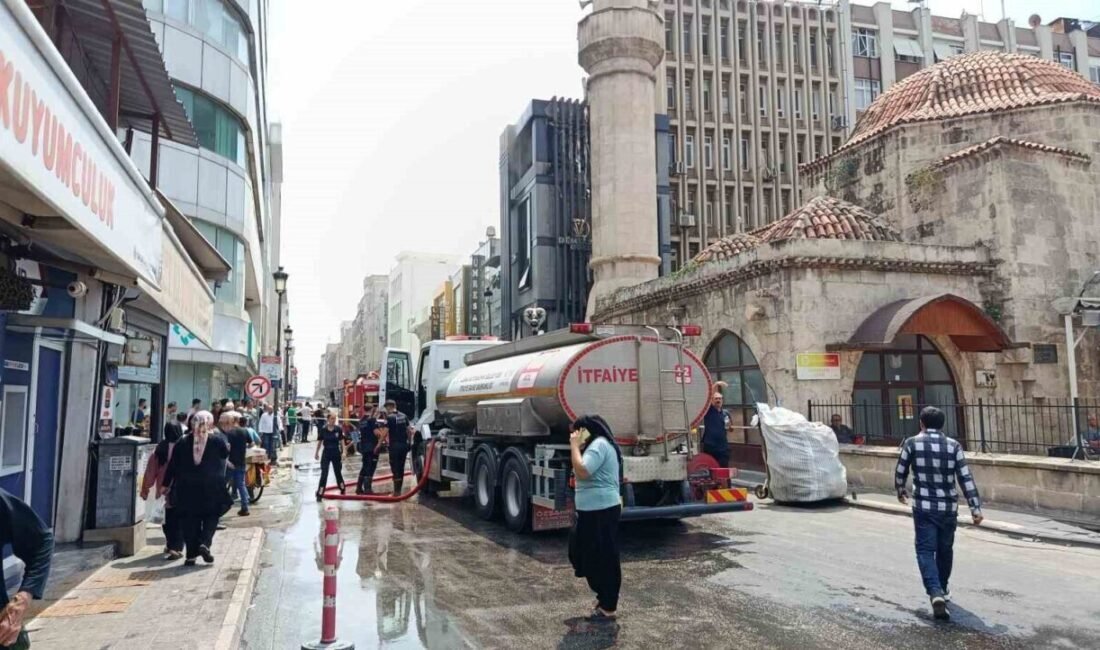 Adana’da kuyumcu atölyesine ait apartmanın dış cephesinde çıkan yangın paniğe