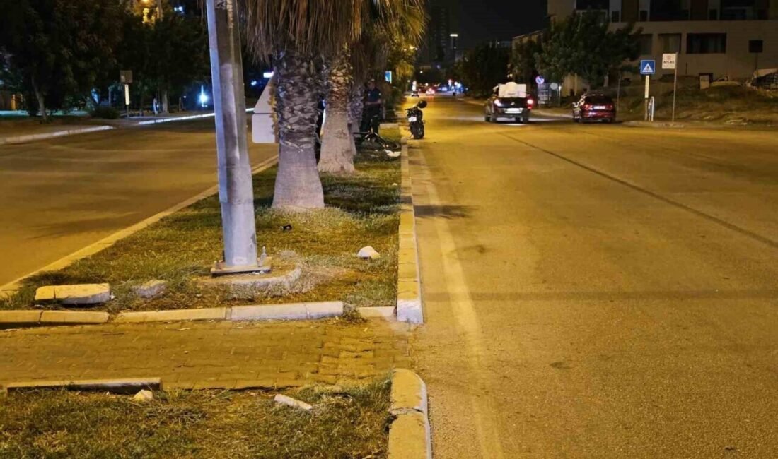 Adana’da yaya geçidinde bisikletle çarpışan motosikletin sürücüsü hayatını kaybederken, yaralı