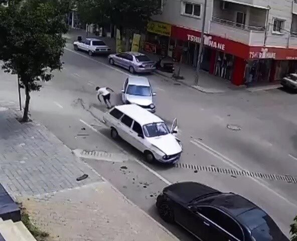 Adana’nın Kozan ilçesinde meydana gelen trafik kazası sırasında aracın kapısı