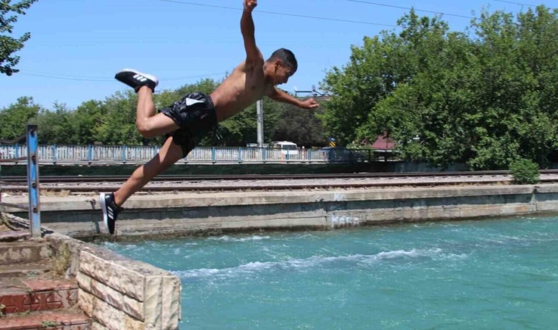 Adana’da sıcaklığın 40 derecenin üzerine çıkmasıyla birlikte gençler ve çocuklar,