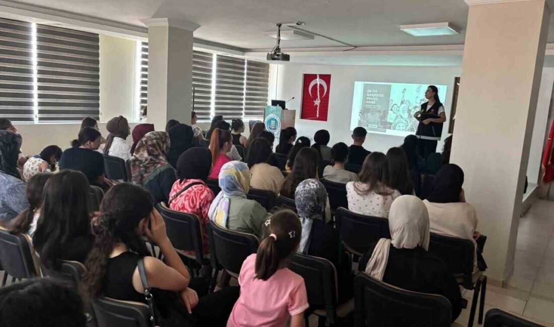 Adana’da polis ekipleri ’En İyi Narkotik Polisi Anne, Narko Gençlik,