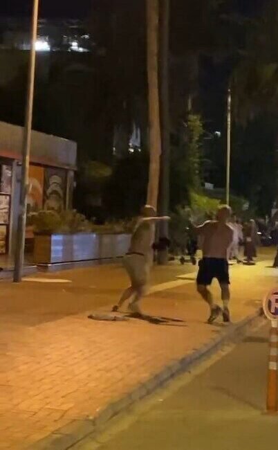 Antalya’nın Alanya ilçesinde 2 Rus turistin kavgasında yumruklar konuştu. Kavga