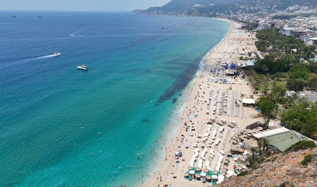 Antalya’nın Alanya ilçesinde Temmuz ayında tatilciler dünyaca ünlü Kleopatra Plajı’nı